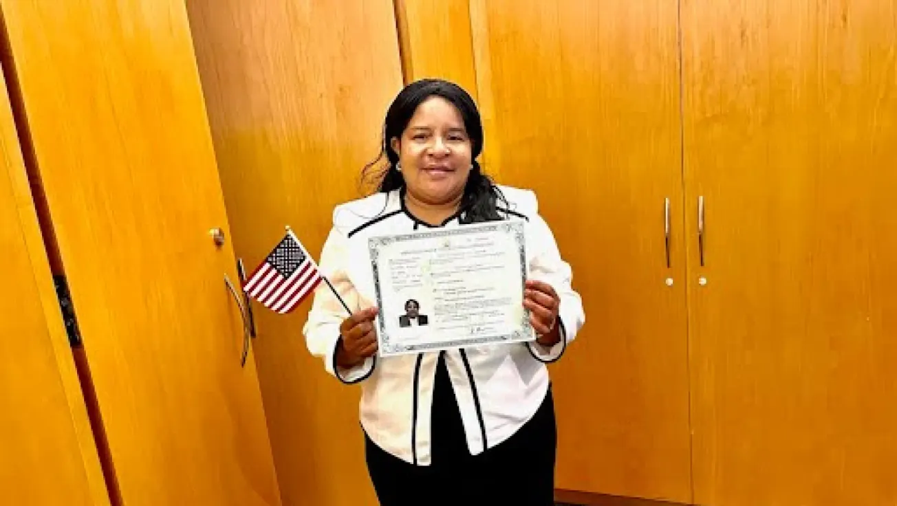 12 residentes con green cards se convierten en ciudadanos tras un intento previo de la administración Trump de impedirlo