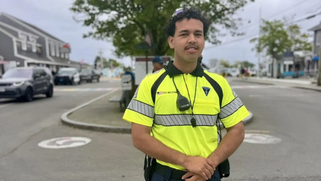 Empleado del Departamento de Policía de Provincetown, originario de Honduras, detenido en el Logan Airport desde el martes