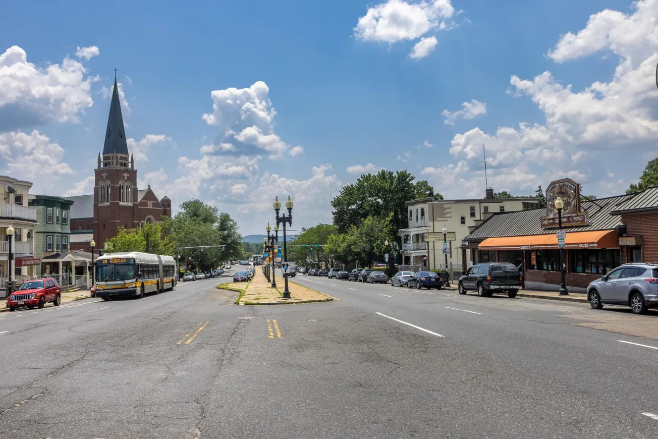 En medio de las críticas, Boston sigue adelante con el proyecto de carriles centrales para autobuses en Blue Hill Avenue