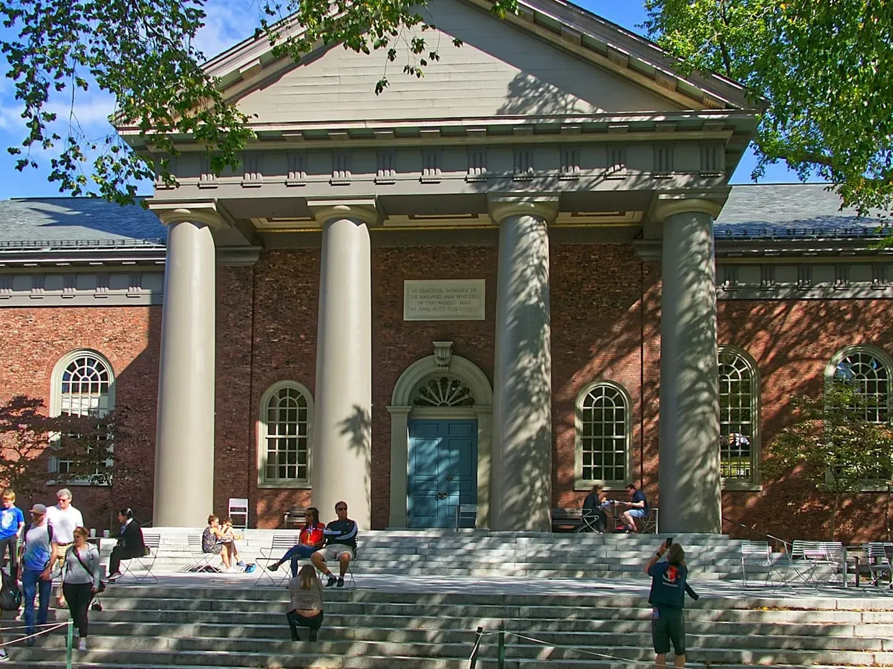 Organización de Massachusetts  rechaza propuesta de pagar $70,000 por permisos de trabajo de estudiantes internacionales