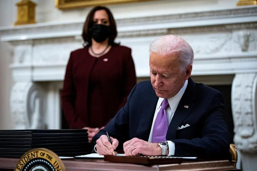 Biden pidió protecciones LGBTQ en primer día en la Casa Blanca