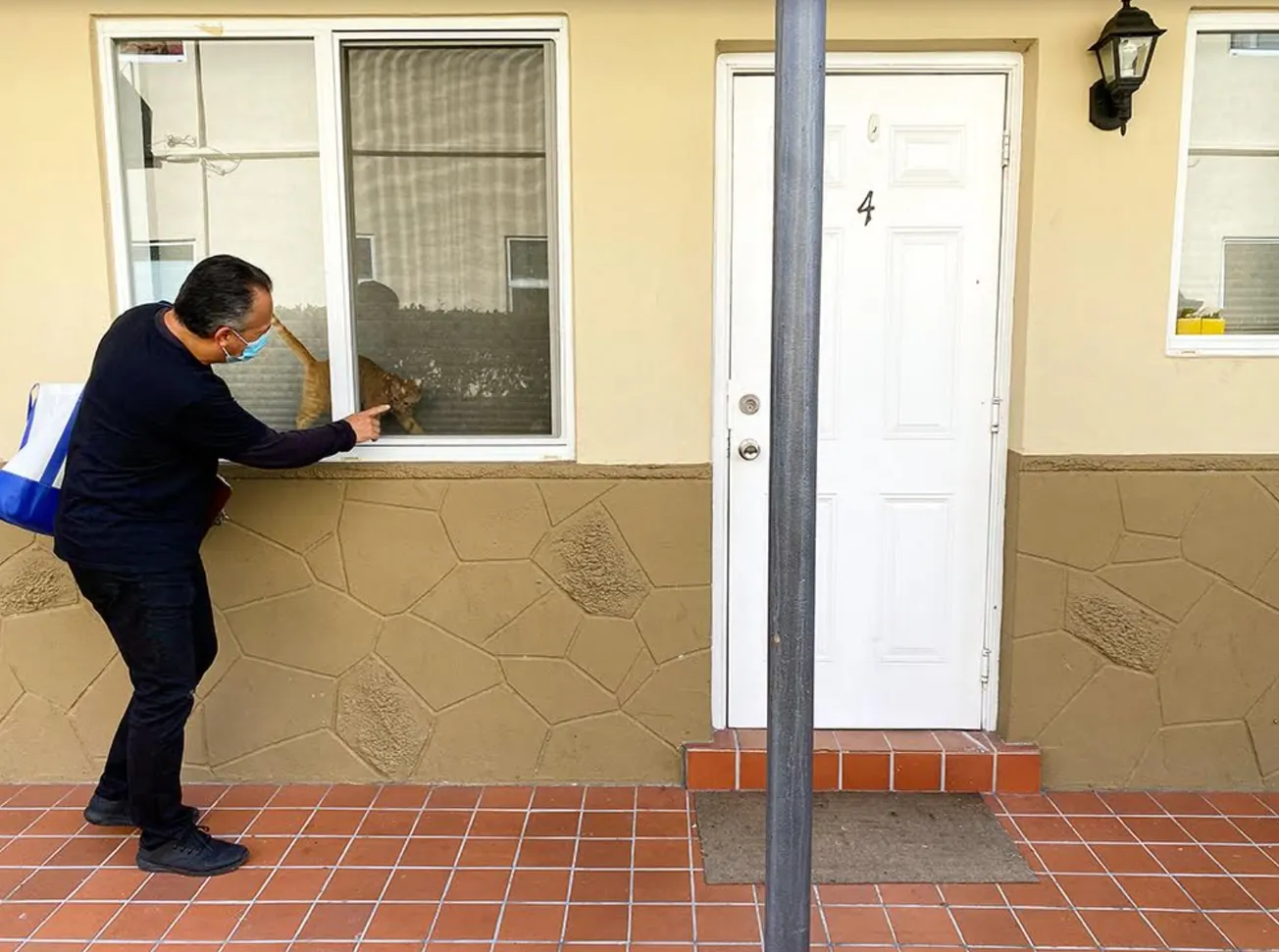 De puerta en puerta para crear confianza en las vacunas contra COVID-19 en la Pequeña Habana