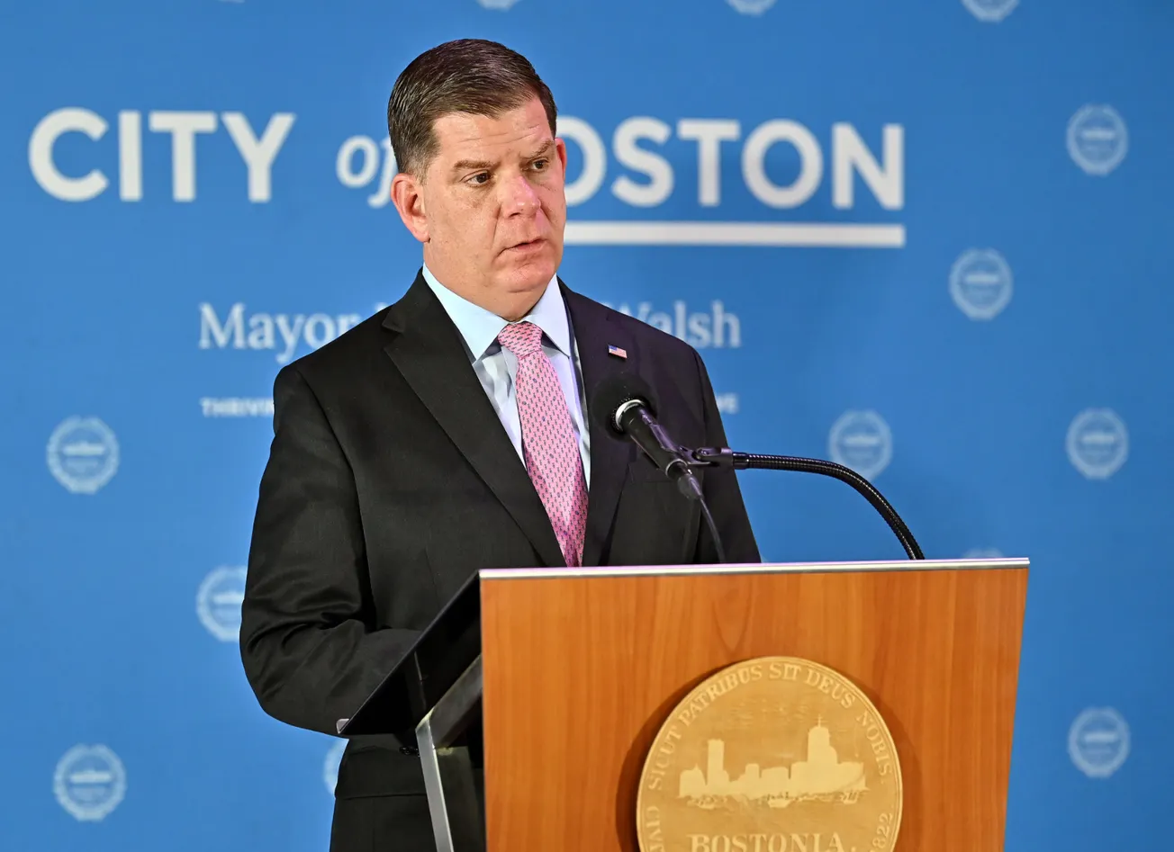 Walsh flexibiliza medidas contra el COVID-19 en Boston