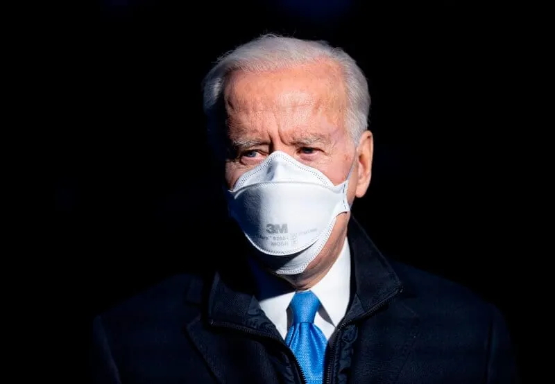 Biden pide a los gobernadores reconsiderar el levantamiento de las medidas contra el COVID-19