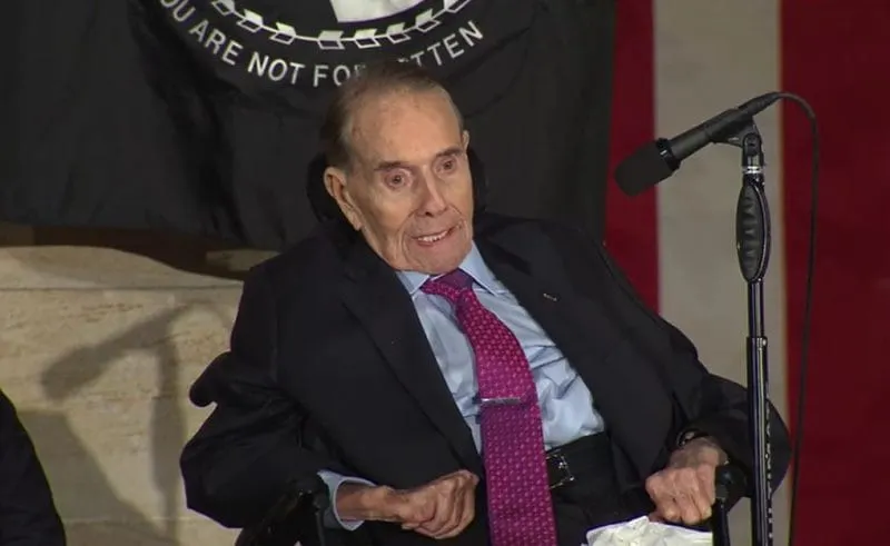 Exsenador Bob Dole recibirá tratamiento por un cáncer avanzado
