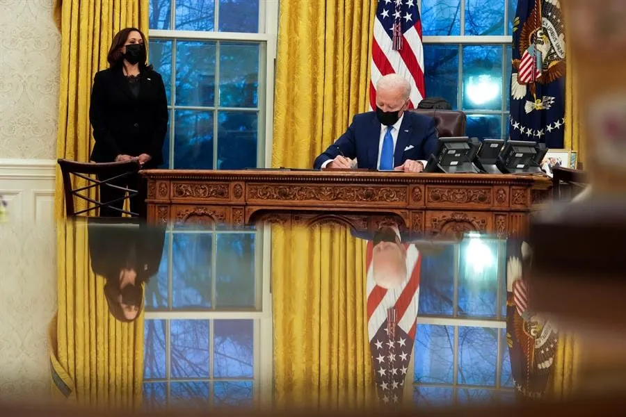 Biden firma orden ejecutiva que aumenta el salario mínimo de empleados federales
