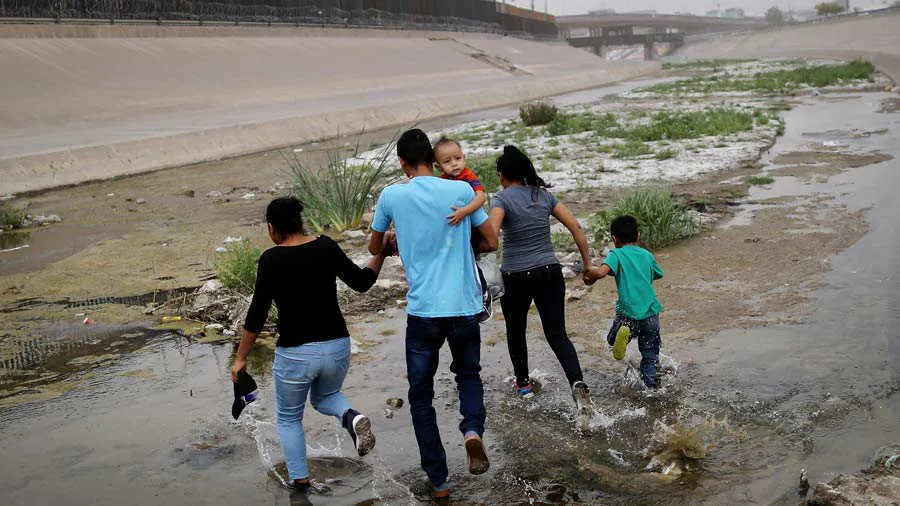 Legisladores republicanos viajan a la frontera y piden a Biden revertir su política migratoria