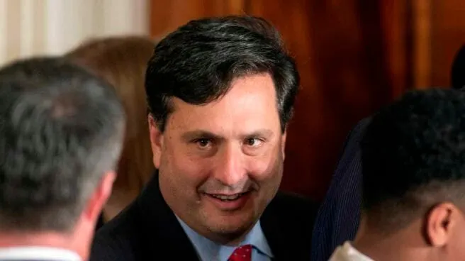 El jefe de gabinete de Biden está en el centro de la controversia por su elección para la Oficina de Presupuesto