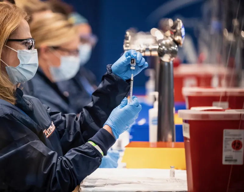 Centro de vacunación masiva en Fenway Park, Boston, Mass.