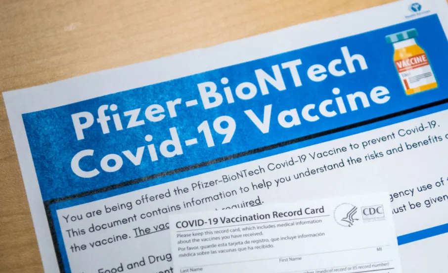 No compartas en las redes sociales tu tarjeta de vacunación COVID-19