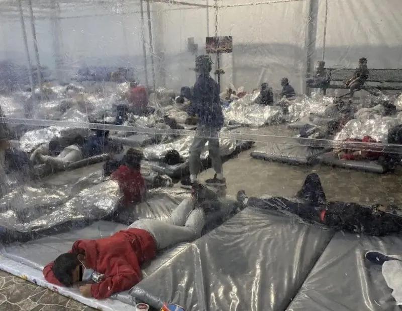 Legislador de Texas revela fotos de niños inmigrantes en instalación fronteriza
