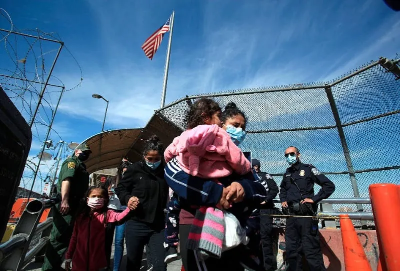 Jueces de inmigración ganan autoridad para corregir errores del gobierno y acelerar las deportaciones