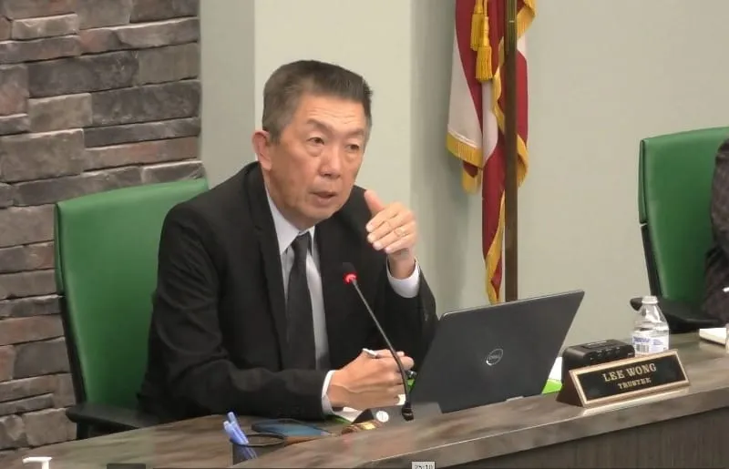 Ohio: Funcionario de origen asiático muestra sus heridas con el ejército y pide el fin de los delitos raciales