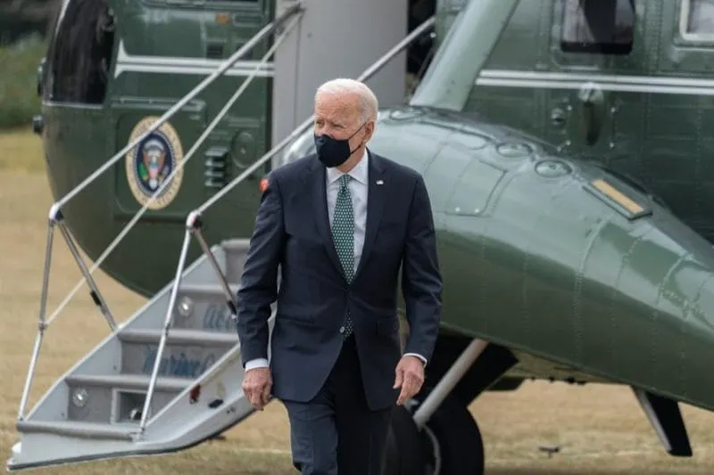 La Casa Blanca confirma salud de Biden después de tropezar al subir al Air Force One