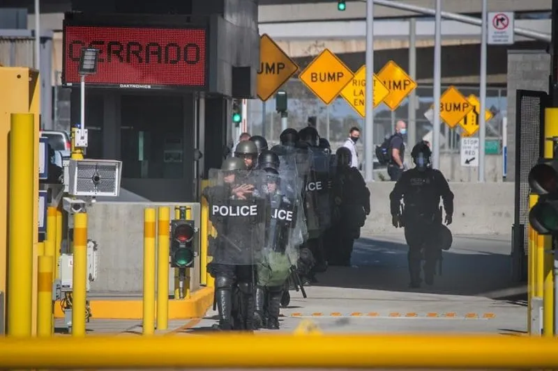 EE. UU. extiende restricciones de viajes no esenciales en frontera con Canadá y México