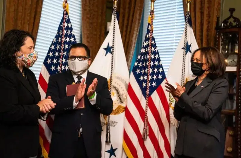 CEREMONIA. Kamala Harris juramentó a Isabel Guzmán, quien estuvo acompañada de su familia. | Foto: Demetrius Freeman / The Wa