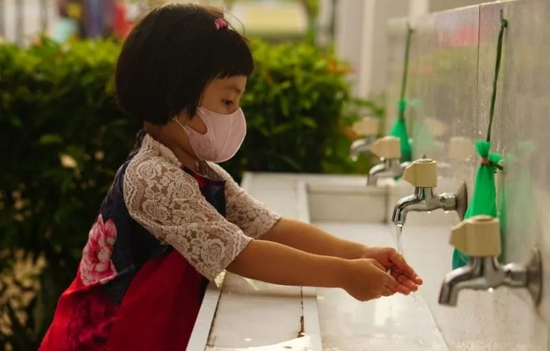 Pediatras recomiendan a los estudiantes usar mascarillas en las aulas