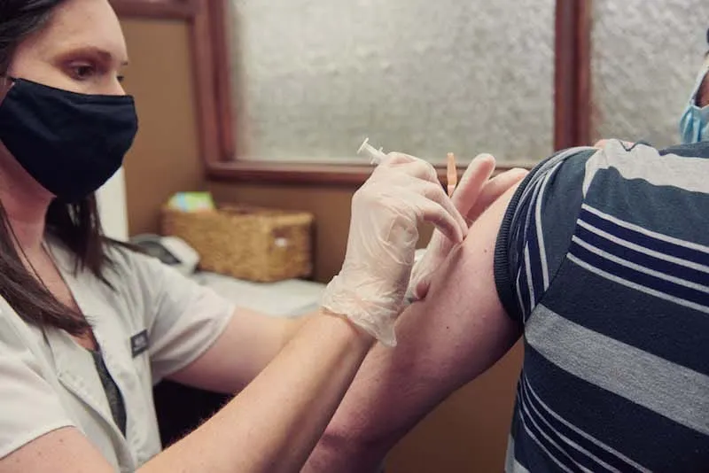 Cinco mitos sobre las vacunas contra el coronavirus