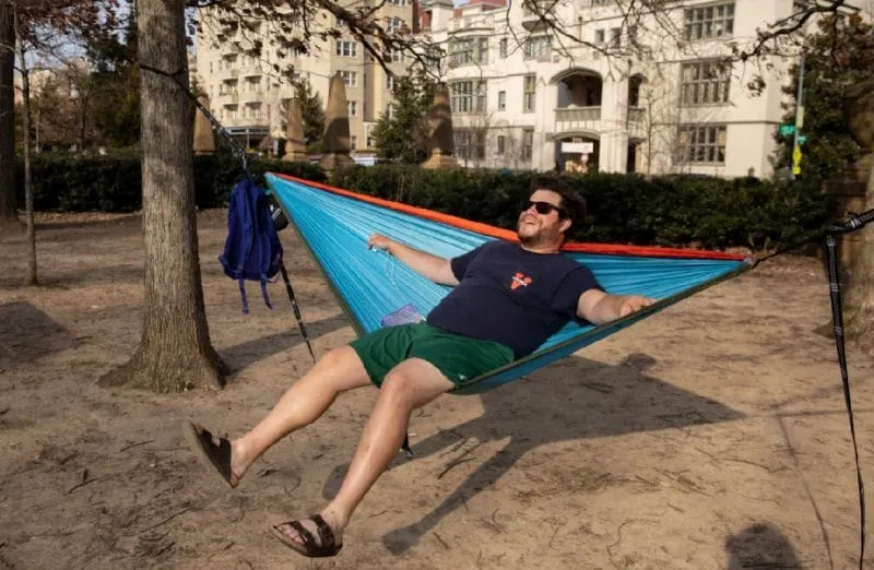 Adam Rosen se mece en su hamaca en el Meridian Hill Park in Washington.