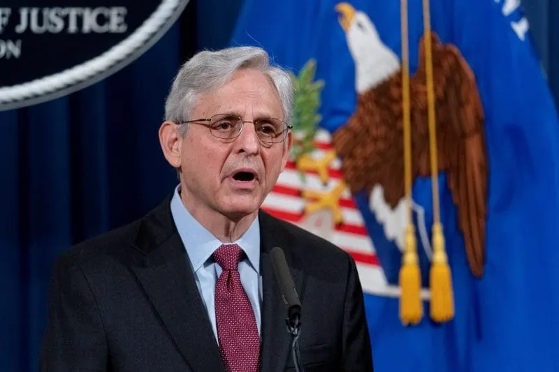 Orden ejecutiva anti-inmigrante enfrenta a Merrick Garland y Greg Abbott. Estas son las razones