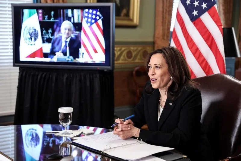 Kamala Harris aboga por trabajar con México para disminuir crisis migratoria del Triángulo Norte