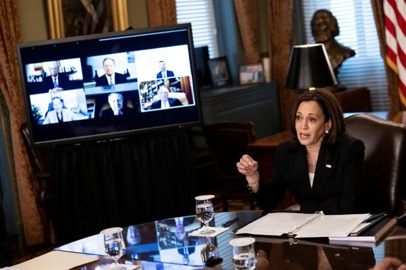 ENCUENTRO. La vicepresidenta de Estados Unidos, Kamala Harris, habla durante la reunión en la Oficina de Ceremonias del Vicep