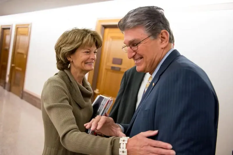Manchin y Murkowski presionan por la reautorización bipartidista de la Ley de Derecho al Voto
