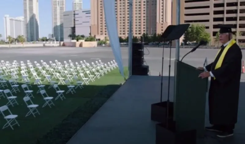 Expresidente de la NRA fue engañado y pronunció un discurso en la graduación de una secundaria falsa