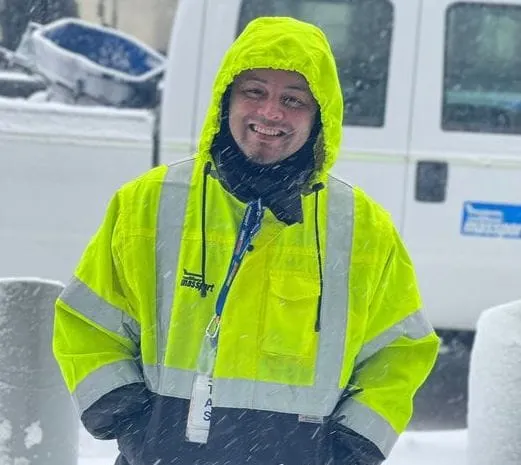 Juan Madrid, empleado en Boston Logan international Airport