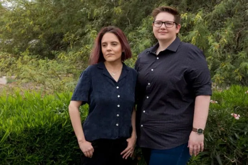 CASO. Lauren Campos (izq.) y Sam Mattingly, ambos de 28, posan para un retrato cerca de su apartamento en Phoenix el 2 de jul