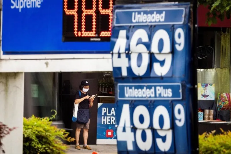 Biden busca reducir los precios de la gasolina. Esto le advierten los expertos