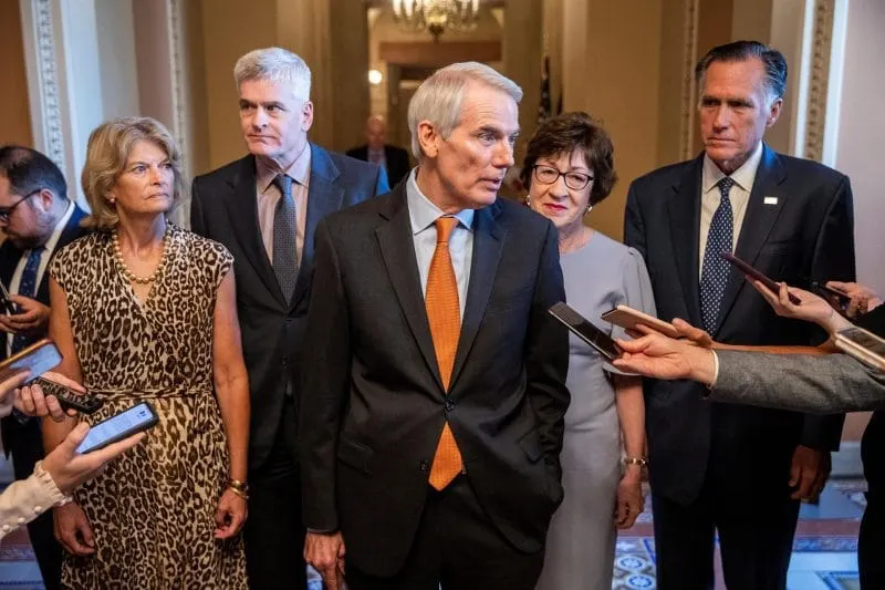 ANUNCIO. Los senadores republicanos Rob Portman de Ohio (centro), Bill Cassidy de Louisiana (2do. a la izq.), Susan Collins d