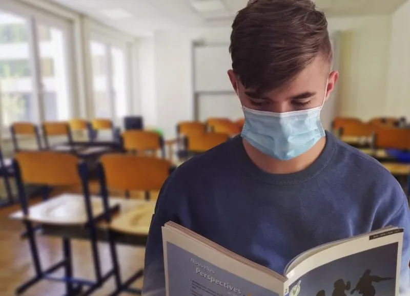 Más de 5 mil estudiantes de Florida son aislados por un pico de COVID-19