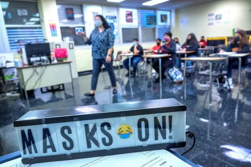 Más de la mitad de los estudiantes de Florida van a escuelas que exigen cubrebocas