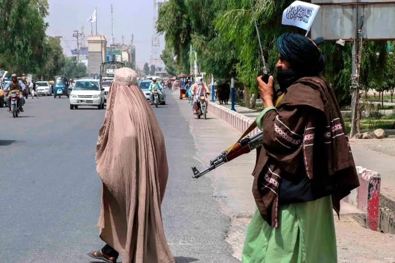Talibanes aseguran que las mujeres podrán estudiar en universidades segregadas por género