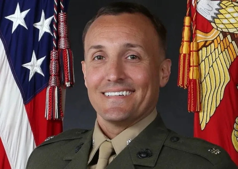 Marine dice que renunciará después de ser relevado del mando por críticas sobre Afganistán