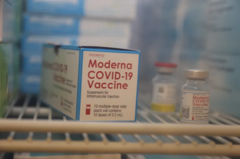 Investigación revela que la vacuna de Moderna crea el doble de anticuerpos que la de Pfizer