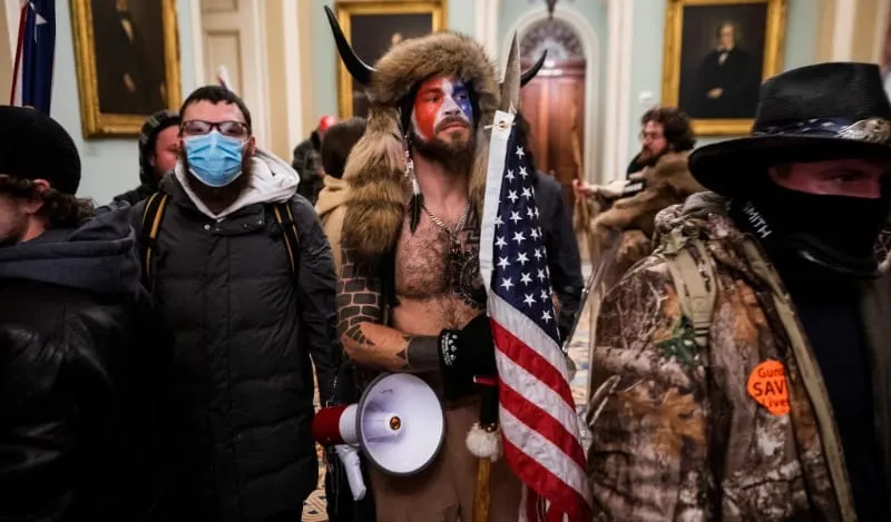 Cae a 310 mil el número de estadounidenses que pide beneficios por desempleo