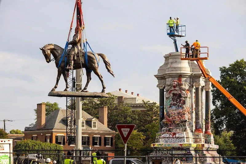 Virginia retira monumento confederado de Robert E. Lee de avenida en Richmond