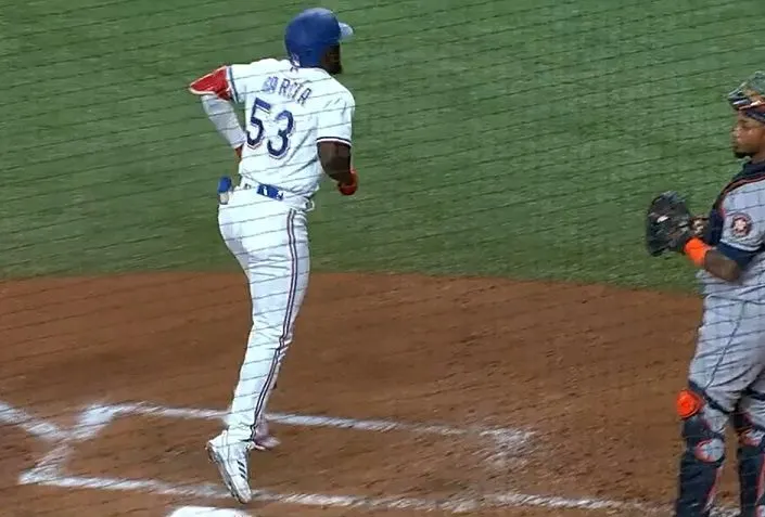 El club de los grandes jonroneros cubanos recibe con aplausos a Adolis García