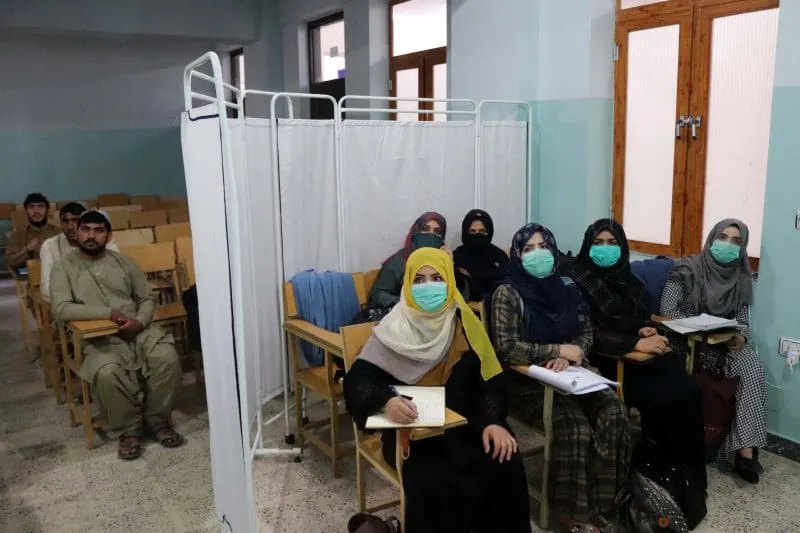 Mujeres afganas tienen restringido enseñar o asistir a la Universidad de Kabul
