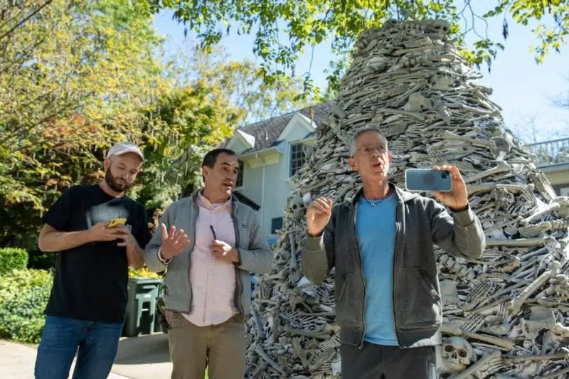 Protestan con estructura de huesos frente a las casas de funcionario de Biden y el CEO de Moderna