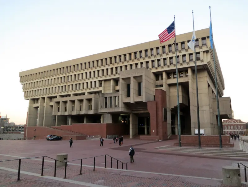 Sindicato de conductores de buses escolares pide aplazar el regreso a clases presenciales en Boston