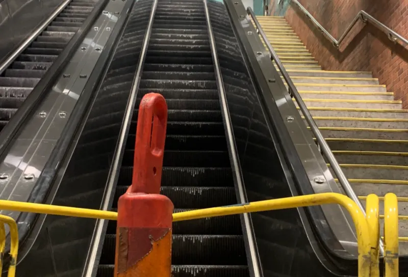 Accidente de escaleras mecánicas en la estación Back Bay terminó en escena aterradora