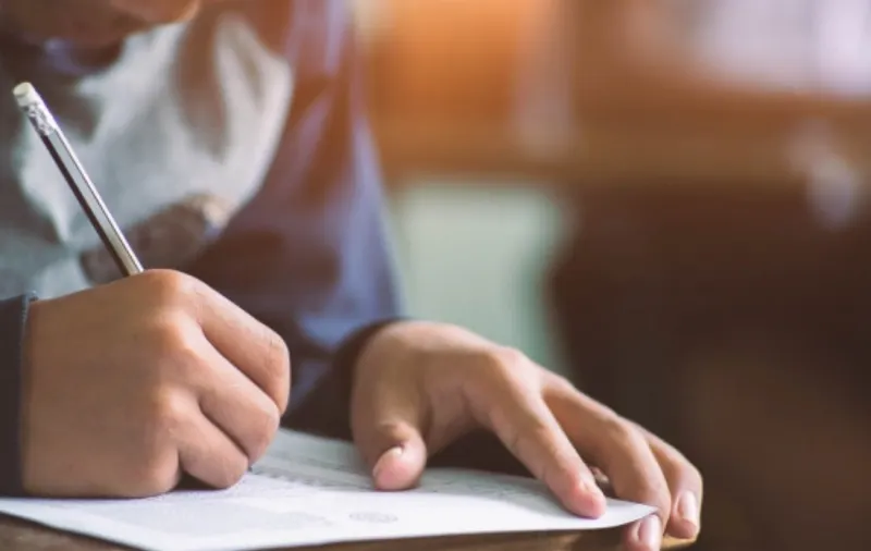 Eliminarían el examen del MCAS como requisito para graduarse en MA, según nuevo proyecto de ley