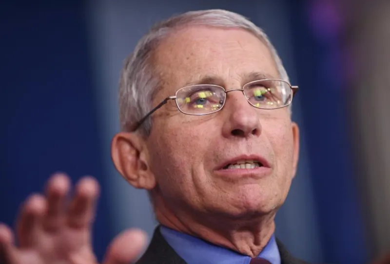 Fauci dice que «apoyaría» obligatoriedad de la vacuna COVID-19 para los viajes en avión