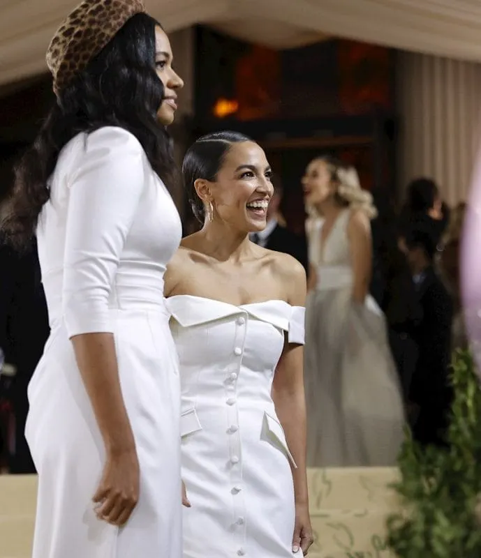 Vestido de Alexandra Ocasio Cortez en la Met GALA 2021