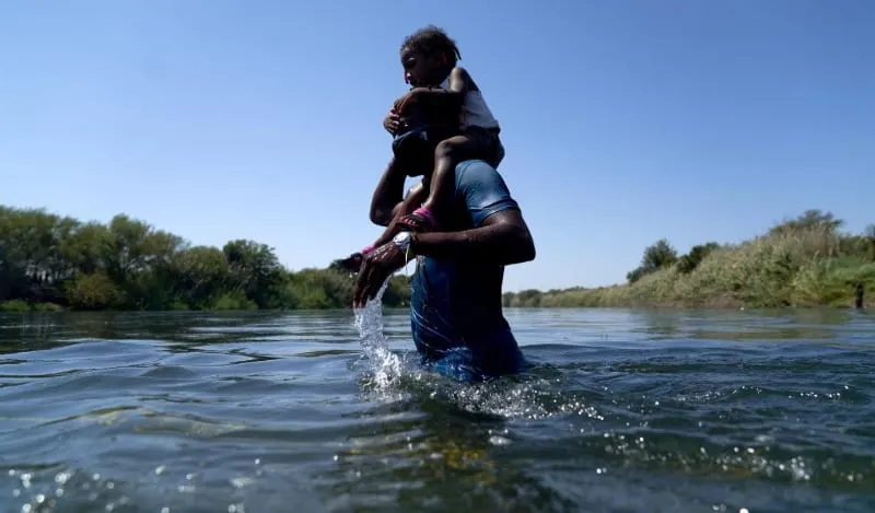 Demócratas critican a la administración Biden por el trato a inmigrantes haitianos en la frontera sur