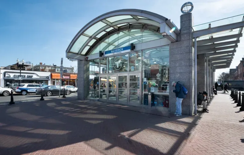 Arrestan al sospechoso de apuñalar a un hombre en tren de la Línea Azul