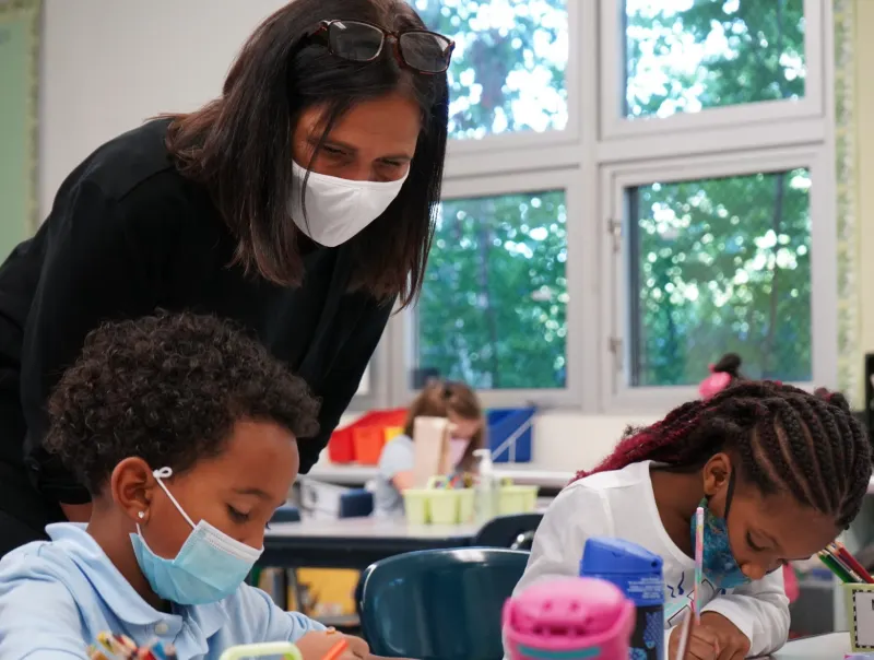 Extienden uso obligatorio de mascarillas en escuelas públicas de MA